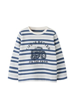 Langærmet hvid og blåt striped skjorte med traktor grafik og tekst der siger "Life is better on the farm" på fronten.