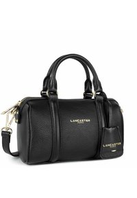Borsa a mano in pelle nera con forma strutturata, doppi manici, tracolla removibile, dettagli dorati e un piccolo tag con il nome del marchio.