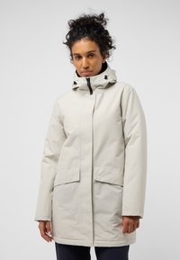 Veste imperméable grise clair avec capuche, deux poches avant, fermeture éclair et coupe décontractée. Texture lisse et design minimaliste.
