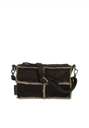 Bolso rectangular pequeño de color marrón oscuro con bordes beige cosidos y una correa de hombro ajustable, mostrado sobre un fondo blanco.