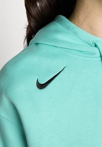 Nike Performance TEAM 13 COURTSIDE - Sweat à capuche - mint/brilliant orange/black