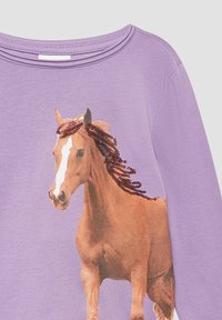 Paarse langekoutshirt met een gedrukt paardenontwerp en paillettenaccenten in de manen. Zachte stof met een ronde halslijn.