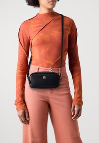 Tommy Hilfiger REFINED CAMERA BAG - Borsa a tracolla - black