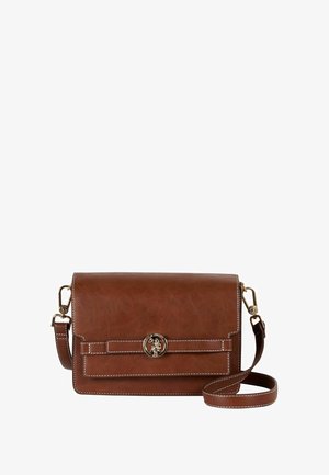 Sac bandoulière en cuir marron avec surpiqûres blanches, rabat avant, fermoir circulaire doré et sangle réglable avec fermoirs métalliques.