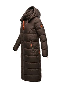 Bruine gevoerde lange jas met een capuchon, met oranje accenten, ritszakken en een voorkant met rits. Het materiaal lijkt glad en geïsoleerd.