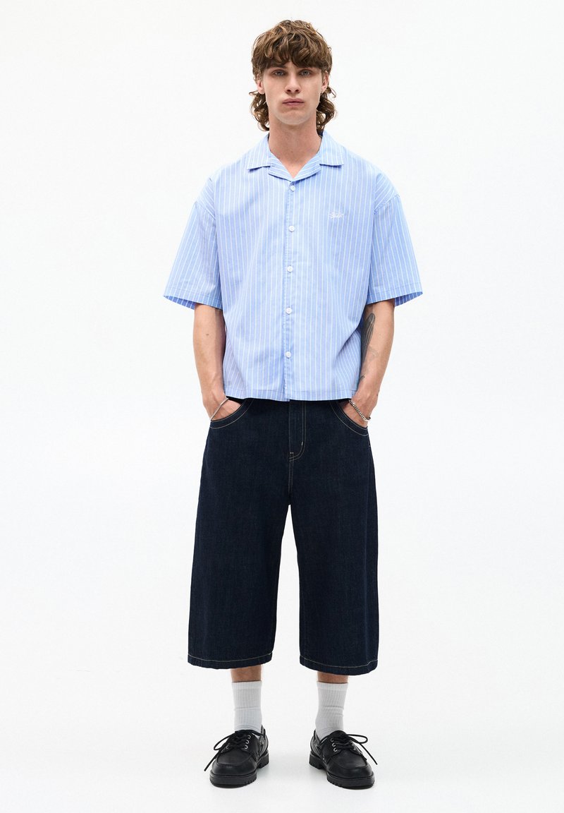 PULL&BEAR - STRIPED WITH EMBROIDERY - Cămașă - light blue, Extindeți
