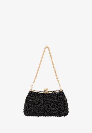 Schwarze Pailletten-Clutch mit goldenem Kettenriemen, rundem Oberverschluss und strukturiertem Oberflächenfinish, das überlappende Pailletten zeigt.