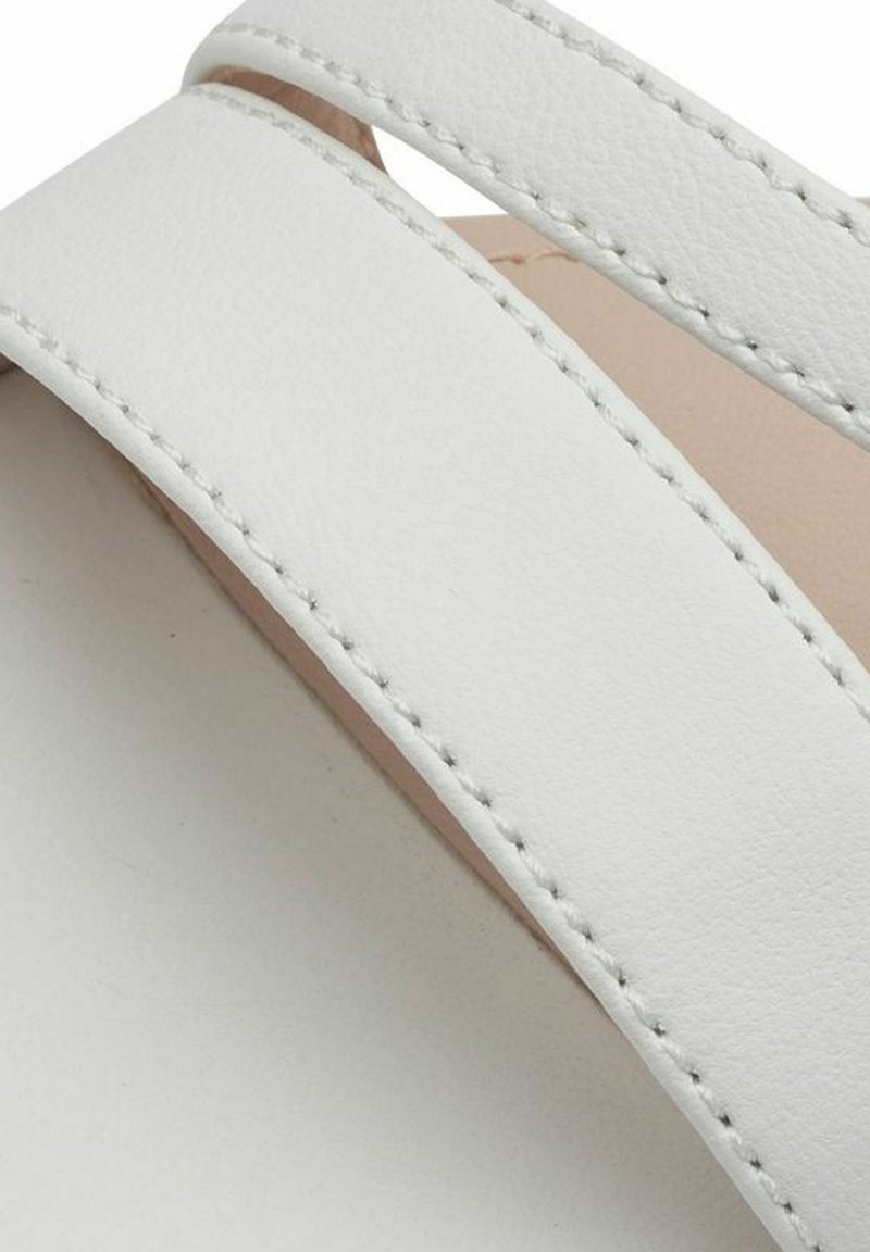 Sandale en cuir blanc présentant deux larges lanières, une texture lisse et des détails de couture visibles, sur fond clair neutre.