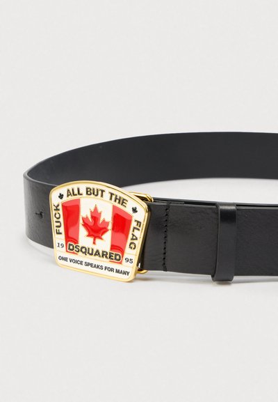 Μαύρη δερμάτινη ζώνη με χρυσή αγκράφα που έχει τη σημαία του Καναδά και κείμενο: «ΝΑ ΠΑΕΙ ΣΤΟ ΔΙΑΟΛΟ ΟΛΟΙ ΕΚΤΟΣ ΑΠΟ ΤΗ ΣΗΜΑΙΑ», «DSQUARED» και «ΜΙΑ ΦΩΝΗ ΜΙΛΑΕΙ ΓΙΑ ΠΟΛΛΟΥΣ».
