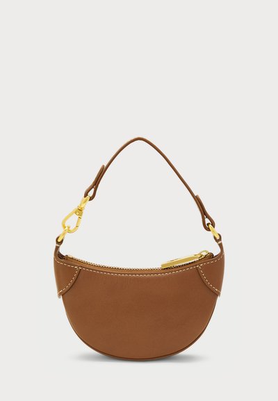 Καφέ δερμάτινη τσάντα χειρός με καμπυλωτό σχήμα, χρυσές λεπτομέρειες, κλείσιμο με φερμουάρ και κοντό χερούλι; διαθέτει διακριτές ραφές.