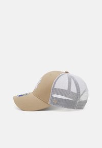 Beige Kappe mit einem weißen Netzrücken, gebogenem Schild und gesticktem Logo auf der Vorderseite. Verfügt über ein Seitenpatch und goldene Akzente auf der Rückseite.