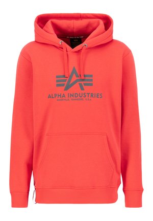 Koralowa bluza z kapturem, z dużą kieszenią z przodu, kapturem ze sznurkiem i szarym logo z literą "A" oraz trzema poziomymi paskami. Miękki materiał, ribbowane mankiety.