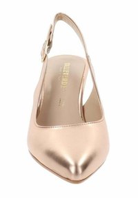 Zapato slingback de un metalizado color rosa dorado con punta afilada, textura suave y un detalle decorativo de hebilla en la correa.