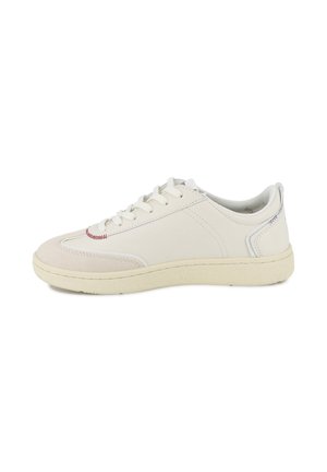Baskets en cuir blanc avec accents en daim, lacets plats, semelle extérieure texturée et design minimaliste. Caractérisées par des coutures rouges et un logo simple au talon.