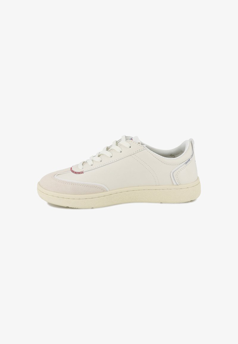 Baskets en cuir blanc avec accents en daim, lacets plats, semelle extérieure texturée et design minimaliste. Caractérisées par des coutures rouges et un logo simple au talon.