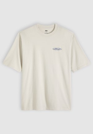 Εκρού κοντομάνικη βαμβακερή μπλούζα με στρογγυλή λαιμόκοψη, με μικρό μπλε λογότυπο Levi's στο αριστερό μέρος του στήθους.