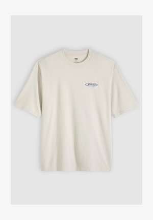 Ekrü rövid ujjú pamut póló kerek nyakkal, kis kék Levi's logóval a bal mellrészen.