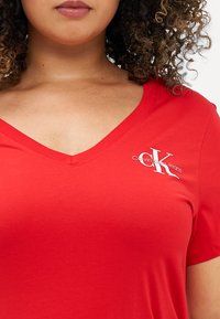 Calvin Klein Jeans CLASSIC SLIM V NECK TEE - Basic póló - candy apple