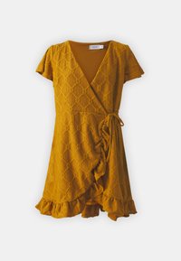 Robe portefeuille à manches courtes en jaune moutarde, avec un motif en losange texturé, un ourlet volanté et un détail noué à la taille.