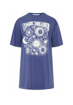 Blaues T-Shirt mit kurzen Ärmeln und weißem kosmischem Design mit Sonne, Mond, Sternen und dem Text "COSMIC DREAMER" auf der Vorderseite.