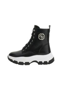 Stivale sneaker in pelle nera con collo alto, suola bianca spessa, ganci per lacci argentati e logo decorativo argento sul lato.