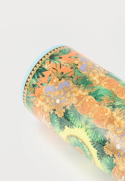 Κυλινδρικό δοχείο με περίτεχνα μπαρόκ μοτίβα σε πορτοκαλί, πράσινο, μοβ και χρυσό, με τροπικά φύλλα και διακοσμητικές λεπτομέρειες.
