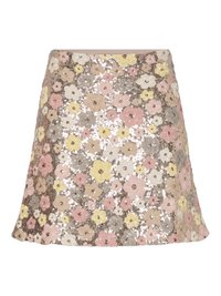 Hame dantel floral yang menampilkan bentuk melebar. Warna-warna termasuk pink, kuning, beige, dan abu-abu dengan permukaan yang tekstur dan berkilau.