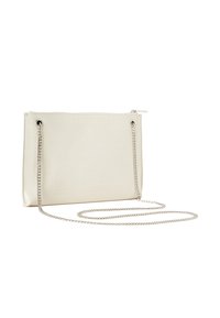 Borsa a busta con motivo coccodrillo bianco, finitura liscia, dotata di una tracolla in argento e chiusura a zip superiore.