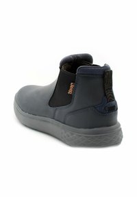 Stivale alla caviglia in pelle blu scuro con pannelli elastici laterali e suola in gomma testurizzata. Presenta un logo Jeep sul retro.