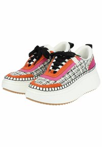 Sneaker platform spesse con motivo tweed bianco e nero, dettagli in suede arancione e rosa, lacci neri e suole bianche spesse con battistrada antiscivolo.