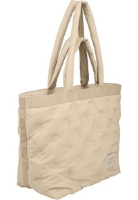 Beige quiltet totebag med doble polstrede håndtak og stoffmerking, med en glatt tekstur og avrundede sømmer for et moderne design.