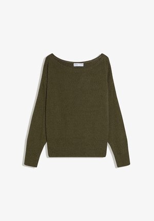 Dunkelgrüner, langärmeliger, gestrickter Pullover mit weitem Rundhalsausschnitt und geripptem Saum sowie Bündchen, flach auf einem weißen Hintergrund ausgebreitet.