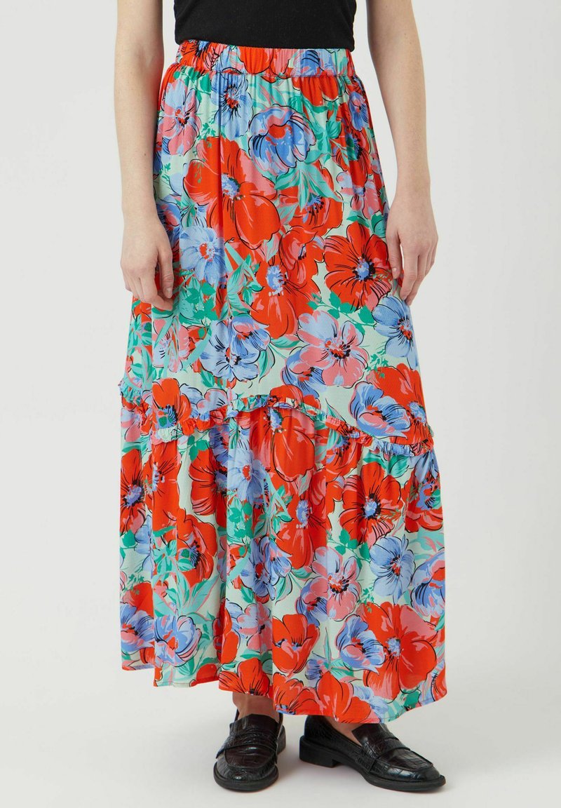 Falda maxi floral que presenta un vibrante patrón de flores rojas y azules sobre un fondo claro, con cinturilla elástica y diseño en capas.