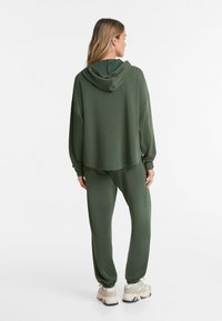 OYSHO SOFT-TOUCH WITH ZIP - Melegítőfelső - mottled dark green
