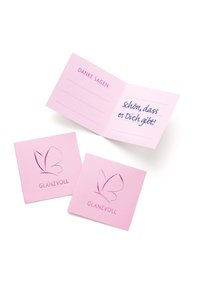 Rozā salocīta kartīte ar spīdīgu tauriņu dizainu, iekšpusē ierakstīta frāze "Pateicos:". Komplektā ar divām kvadrātveida kartītēm, kurām ir tāds pats dizains.