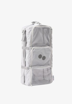 Hellgrauer Reiserucksack mit mehreren Reißverschluss-Mesh-Taschen und verstellbaren seitlichen Riemen, steht aufrecht vor weißem Hintergrund.