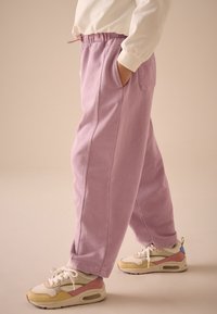 Next REGULAR FIT - BARREL  JOGGERS - Verryttelyhousut - pink washed