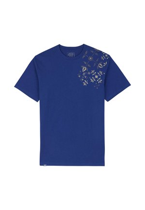 T-shirt en coton bleu ornée d'imprimés floraux et de feuilles dorés en haut à gauche, à manches courtes et avec un col rond.