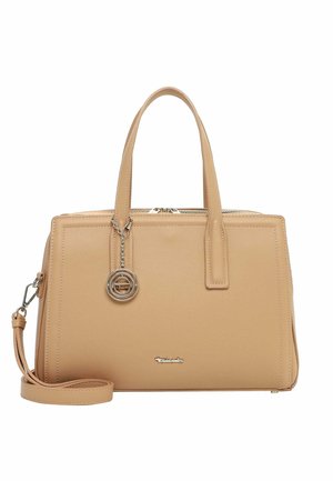 Borsa a mano in pelle beige con doppi manici superiori, tracolla staccabile, chiusura a zip e ciondolo rotondo in metallo appeso al manico.
