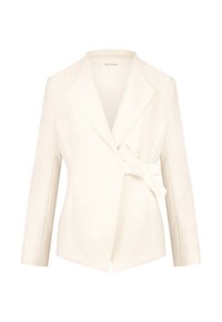 Blazer blanc ajusté avec un col châle, un devant croisé et un lien sur le côté. Fabriqué en tissu lisse, il présente des manches longues et une forme structurée.