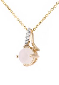 Zelta kaklarota ar apaļu, gaiši rozā akmeni četrām skavām, ko akcentē mazi caurspīdīgi akmeņi gar vienu sānā piekaramā objekta.