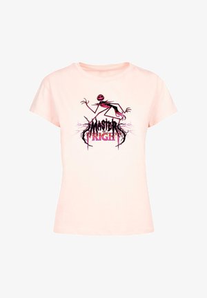 Hellrosa Baumwoll-T-Shirt mit einem Grafikdesign eines Skelettcharakters und dem Text "Master of Fright" in Schwarz und Rosa. Kurze Ärmel.