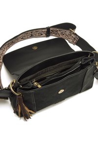 Borsa a tracolla in pelle nera con una tracolla in tessuto a fantasia, scomparti con zip, frange decorative e chiusura a scatto magnetico.
