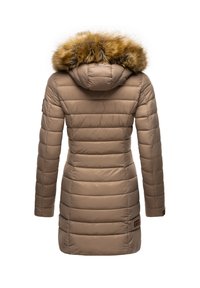 Veste rembourrée beige avec capuche à fourrure, couture verticale et un patch logo en bas. Texture lisse et forme ajustée.