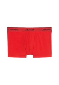 Boxer briefs rossi in cotone con una fascia logata nera riportante il testo "Calvin Klein", progettati con una forma aderente e senza motivi.