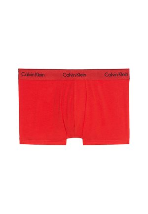 Rote Baumwoll-Boxershorts mit einem schwarzen Logo-Bund, auf dem "Calvin Klein" steht, im figurbetonten Schnitt ohne Muster gestaltet.