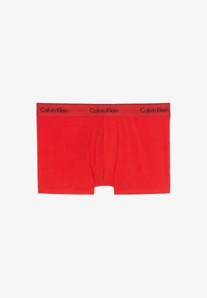 Rote Baumwoll-Boxershorts mit einem schwarzen Logo-Bund, auf dem "Calvin Klein" steht, im figurbetonten Schnitt ohne Muster gestaltet.