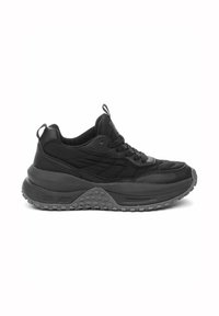 Zwarte sportieve schoenen met een bovenwerk van textuurleer, een gevoerde kraag en een dikke rubberen zool met ronde grippatronen. Veters voor een stevige pasvorm.