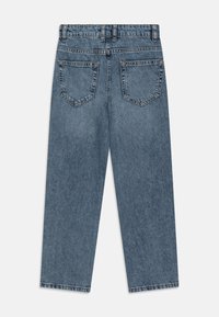 Jeans en denim bleu clair avec taille haute, design à jambe droite et deux poches arrière. Présente des coutures discrètes le long des bordures.