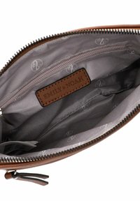 Borsa in pelle marrone con chiusura a zip, rivestimento interno grigio con un delicato motivo a logo e una tasca interna con zip per una migliore organizzazione.